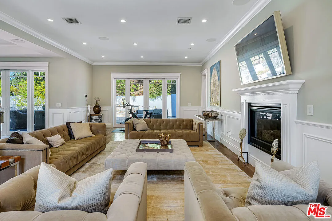 5 bed, 4.5 bath, 4518 sqft, $15,000 — Photo 1