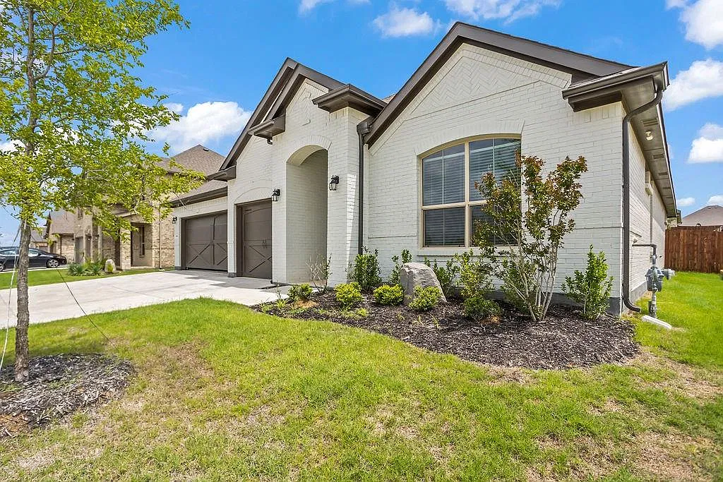 4 bed, 2494 sqft, $3,400 — Photo 3