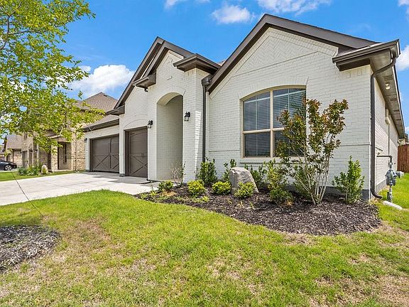 3rd image of 918 Bailey Ln