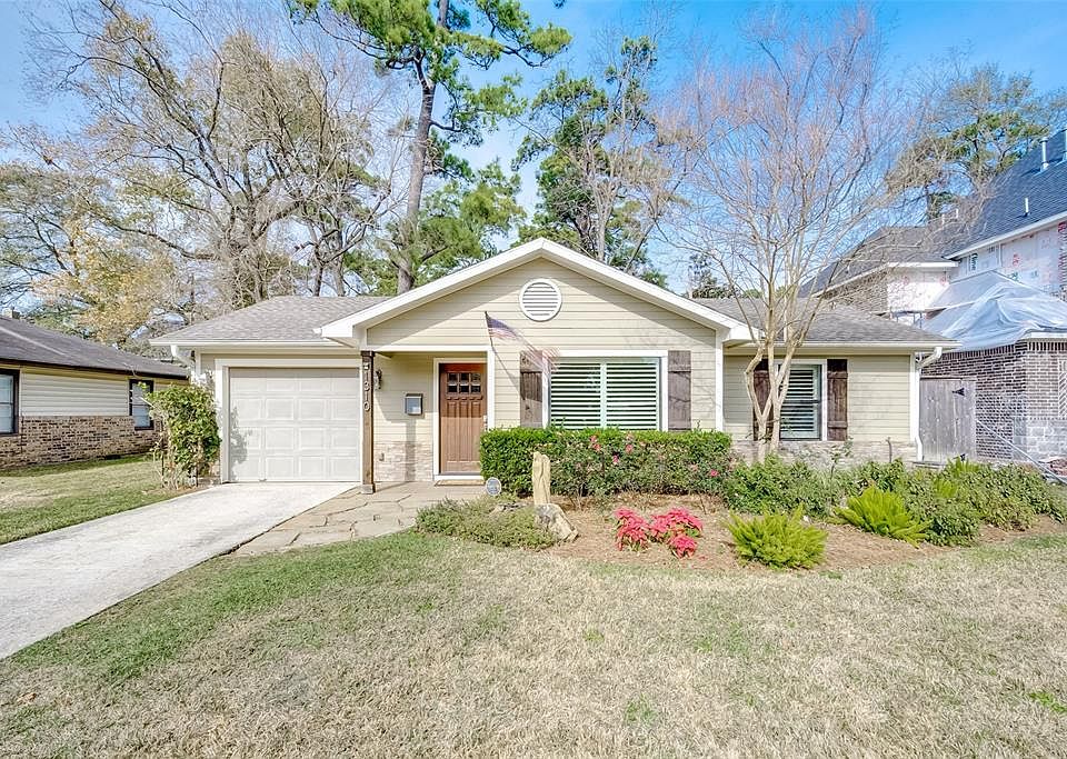Welcome to this charming home in Oak Forest!
