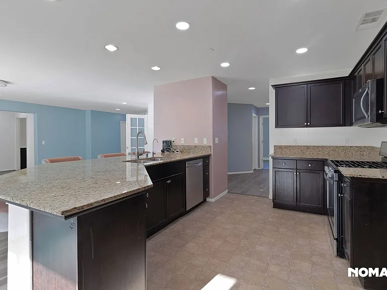 530 Hall St — Photo 5