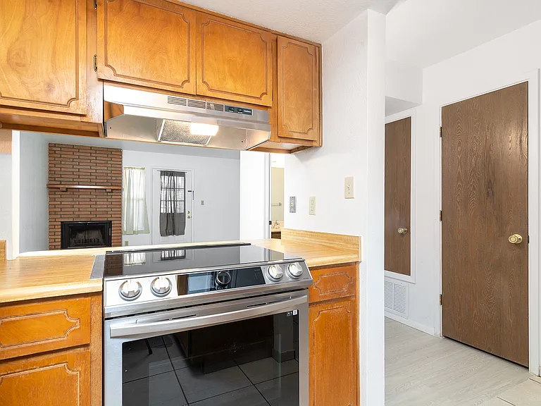 950 W Erie St #7 — Photo 10