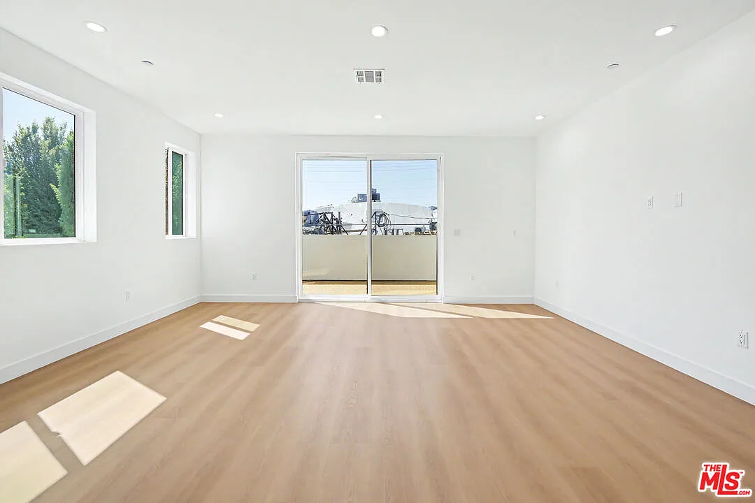 14 bed, 17.0 bath, 8285 sqft, $29,995 — Photo 4