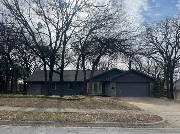 671 Springhill Dr, Hurst, TX 76054
