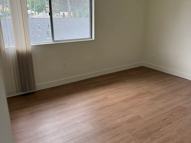 1083 S Mollison Ave — Photo 6
