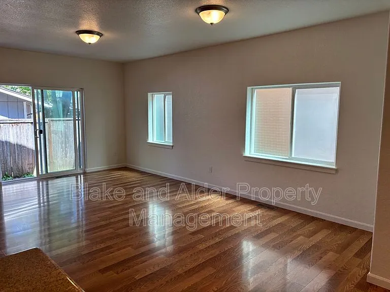 345 Norway St NE — Photo 12