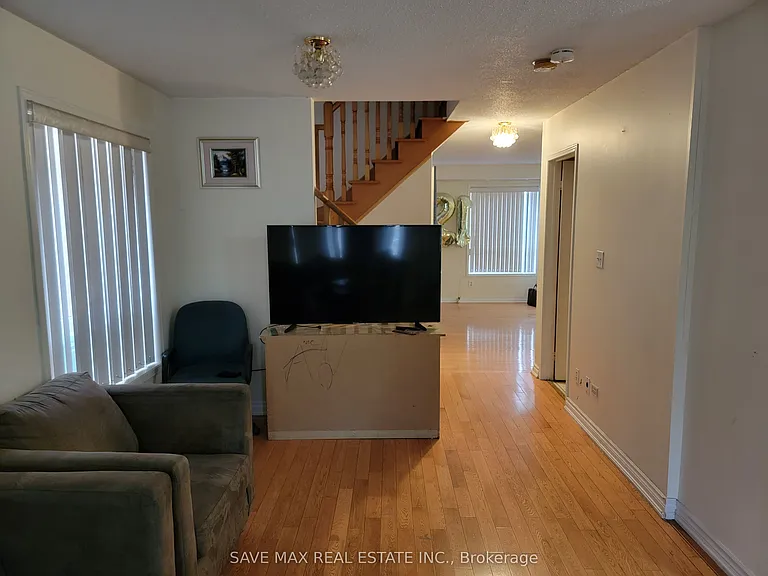 7 Junction Cres — Photo 4