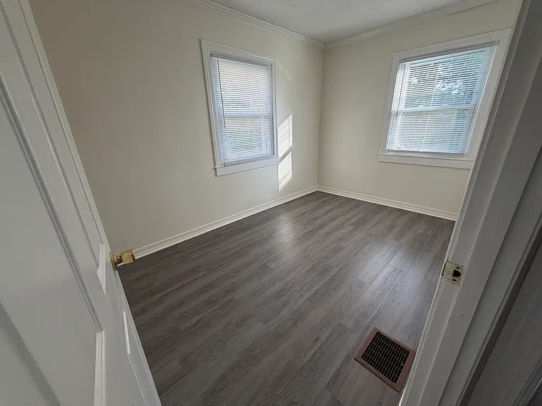 203 W Elm St — Photo 15
