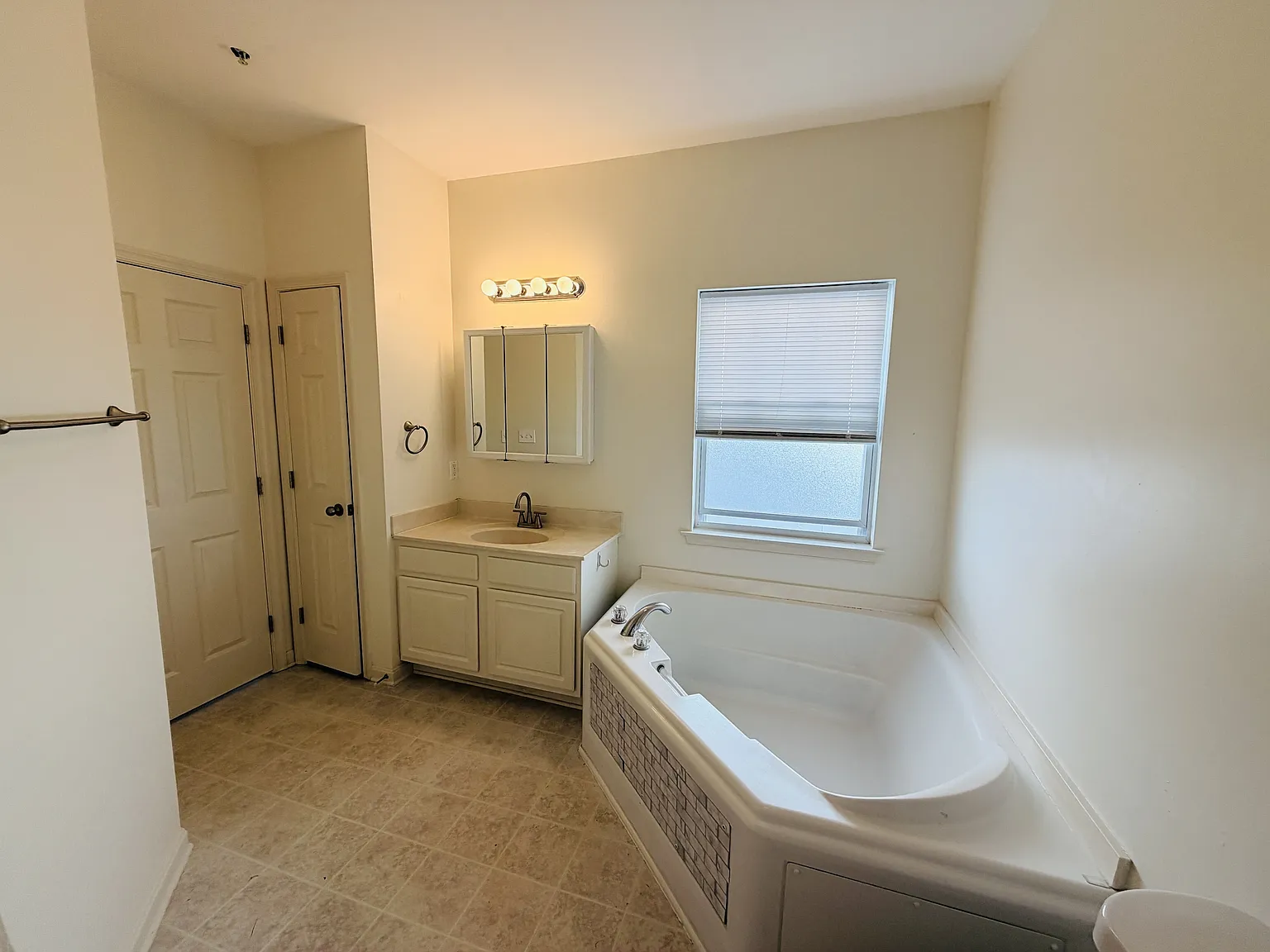 Wilkins- 3802f N Sagamore Dr, Milford - 1 — Photo 2