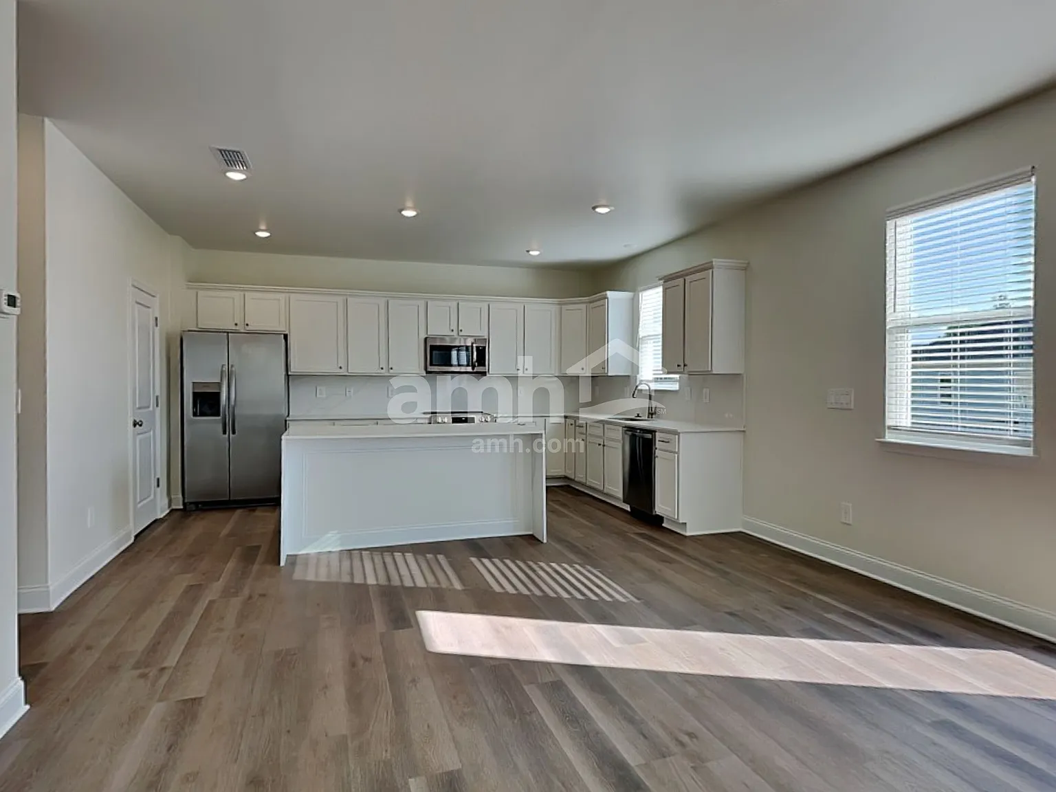 4 bed, 2.5 bath, 2481 sqft, $2,610 — Photo 4
