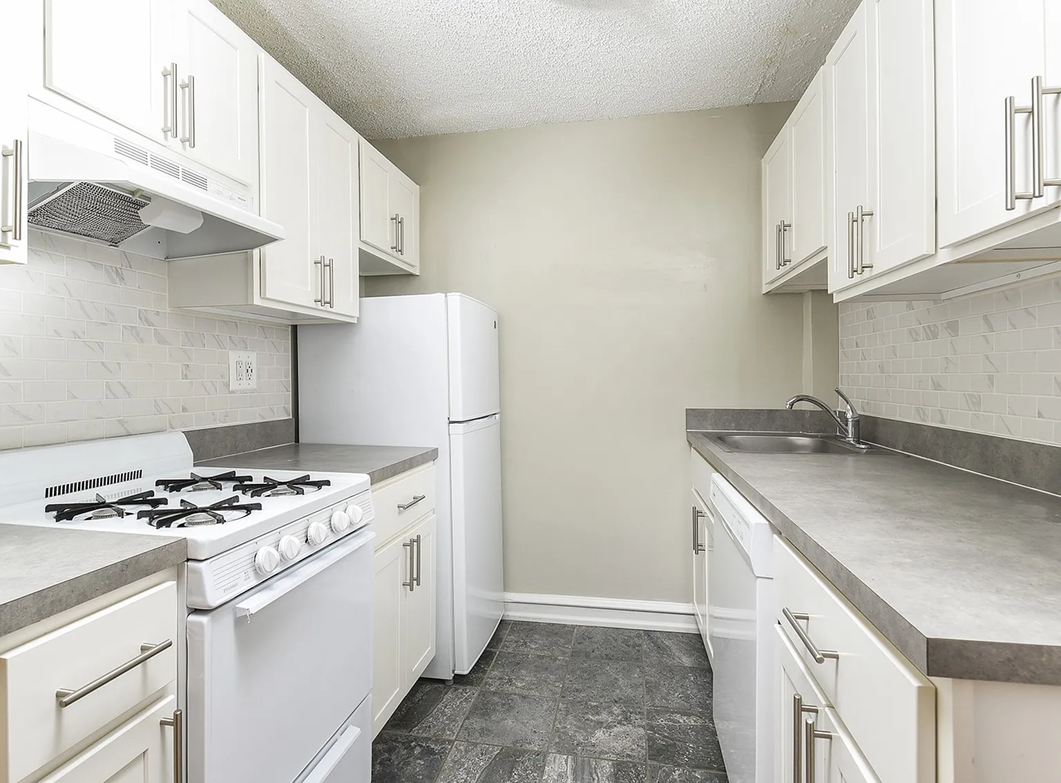 Suburban Court Apartments — Photo 1