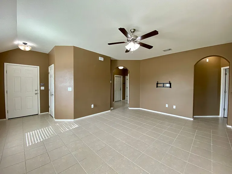 466 Eagle Brook Ln — Photo 4