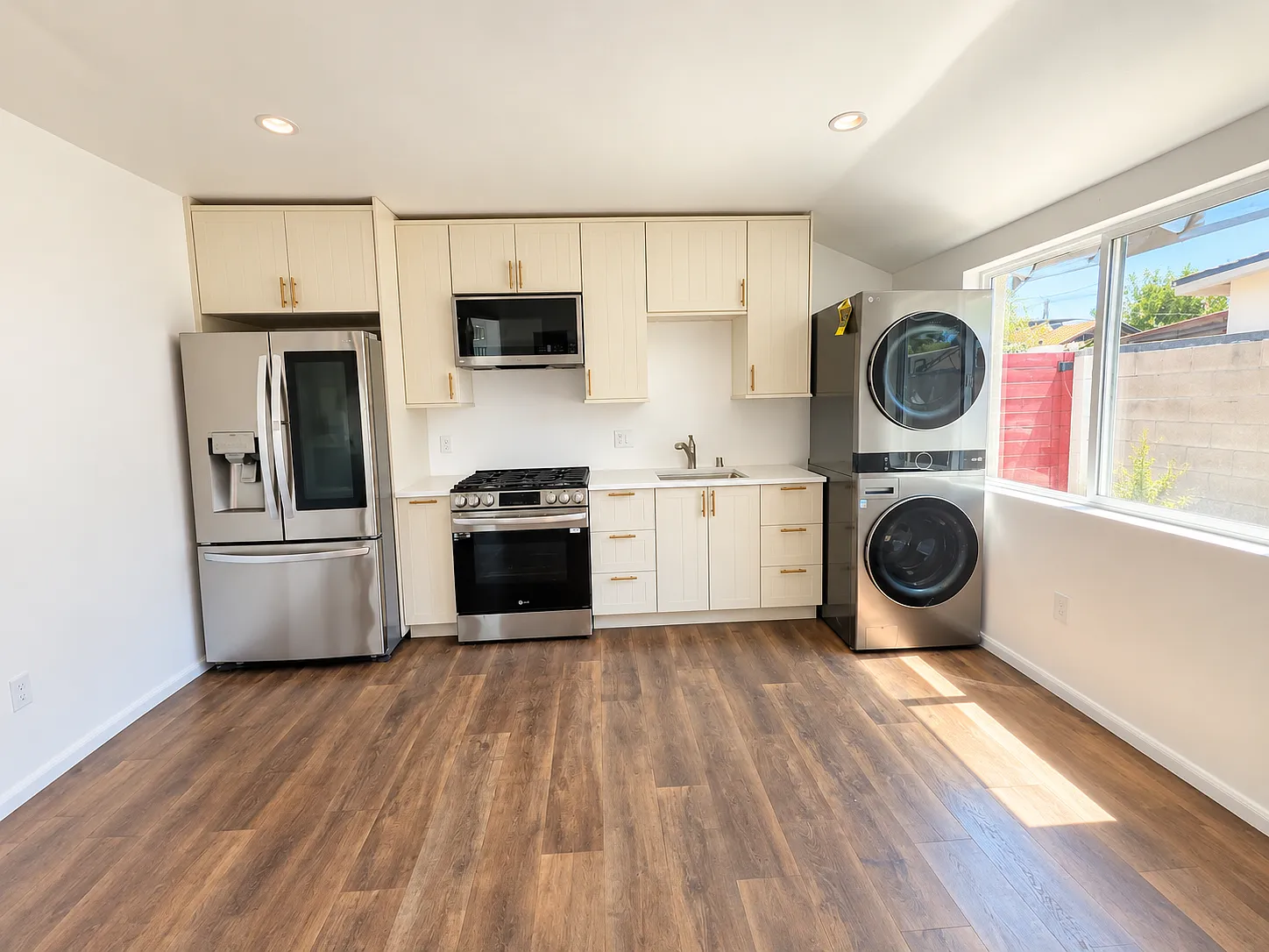 2 bed, 1.5 bath, 609 sqft, $3,000 — Photo 3