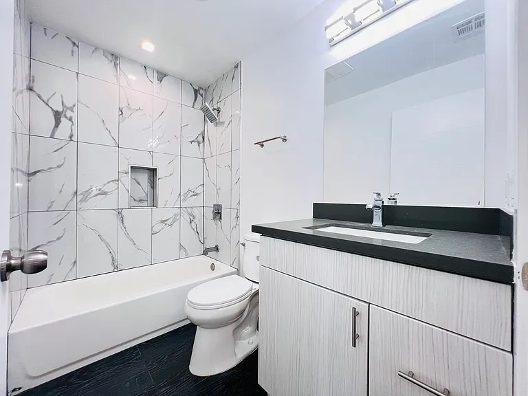 4572 Oakwood Ave — Photo 13