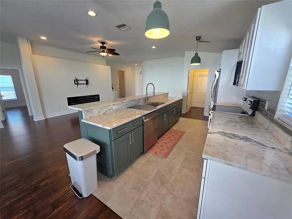 4 bed, 2.0 bath, 1883 sqft, $2,850 — Photo 4