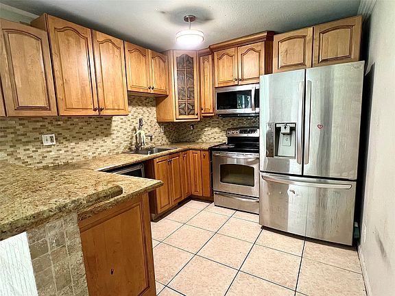 3rd image of 704 NW 9th Avenue