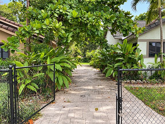 3rd image of 420 NW 43rd St