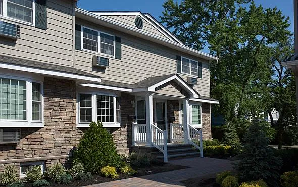 Fairfield Townhouses at Babylon Village — Photo 2