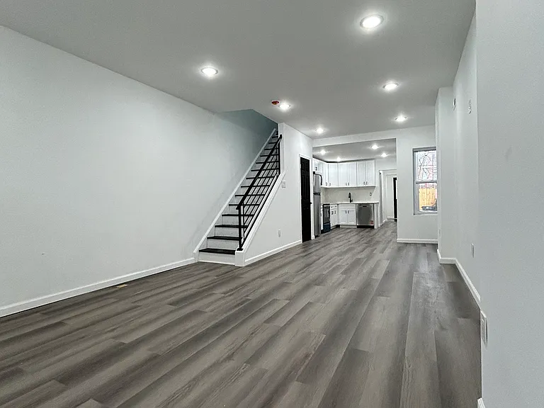 4922 Saybrook Ave — Photo 2