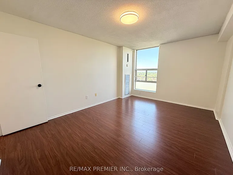 15 Kensington Rd #1011 — Photo 14