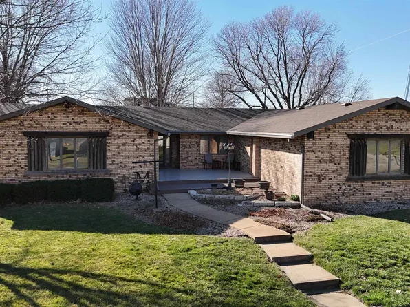 420 W 3rd St, Miltonvale, KS 67466