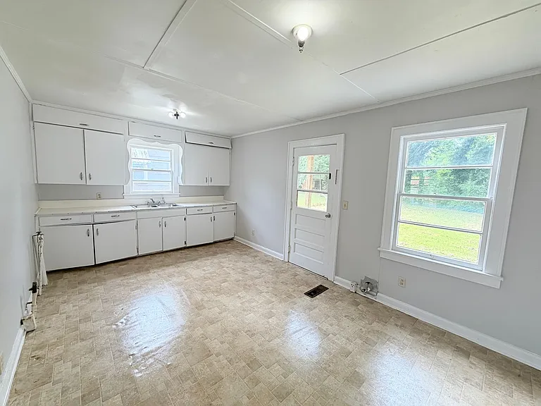 520 King St SE — Photo 8