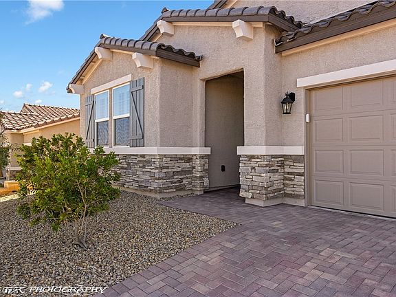 5th image of 946 Overlook Ln