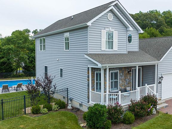 3rd image of 33872 Connecticut Ave