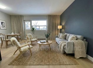 45 Paisley Blvd W #1, Mississauga, ON L5B 1E4