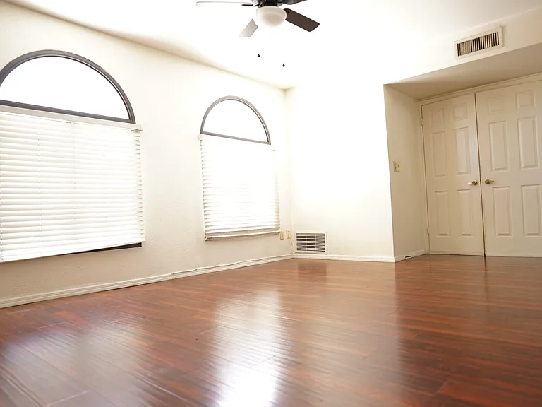 426 E Susan Ln — Photo 19