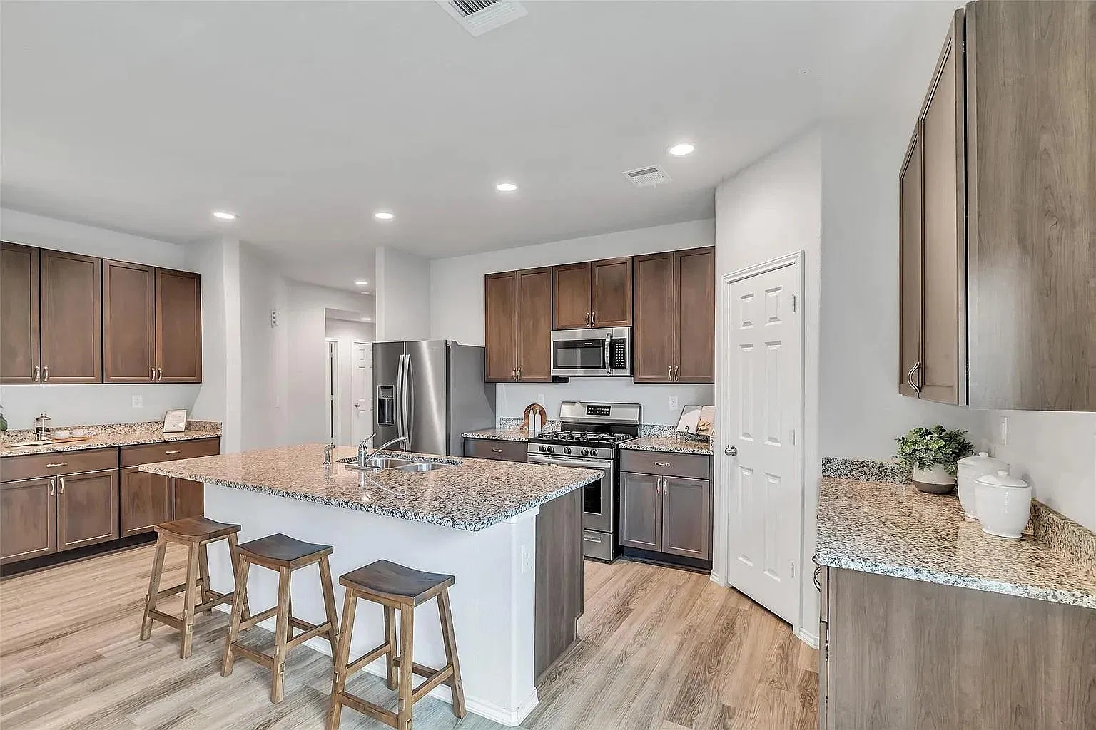 3 bed, 2.5 bath, 1980 sqft, $2,175 — Photo 3