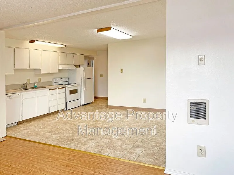 5 bed, 1.5 bath, 1300 sqft, $2,000 — Photo 2