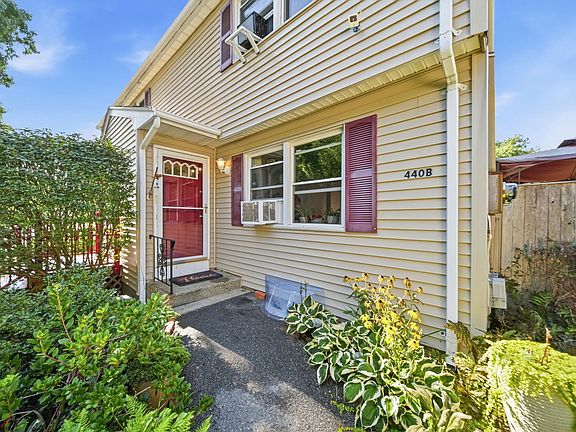 3rd image of 440 Caswell St #B