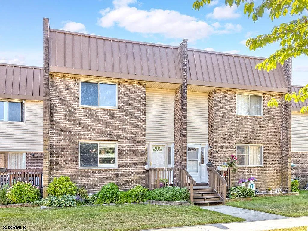 801 Dudley Ct — Photo 1
