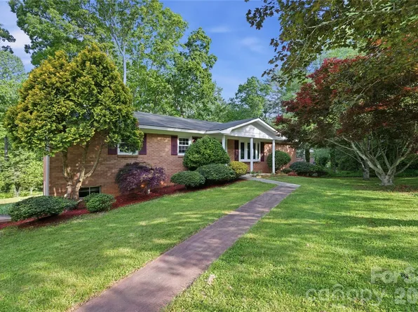 123 Castleton Ln, Hendersonville, NC 28791