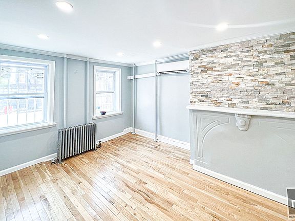 3rd image of 1413 Pacific St #1