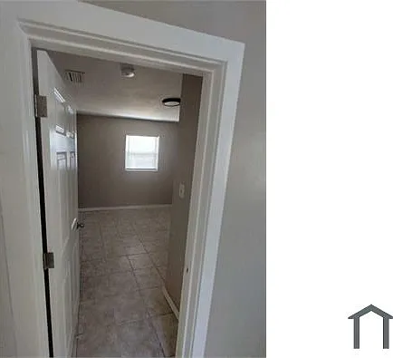 801 1/2 E Saint Clair St — Photo 7