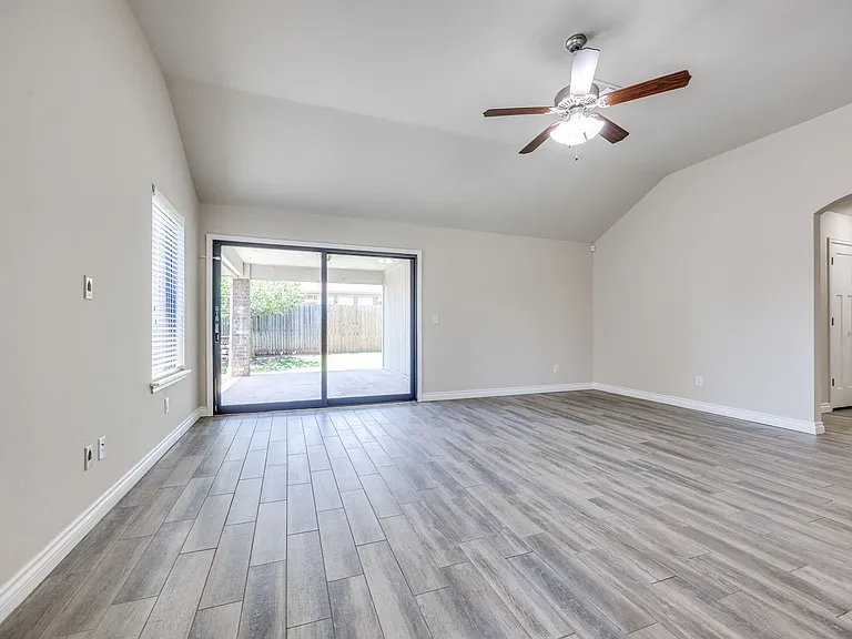 18609 Cola Dr — Photo 2