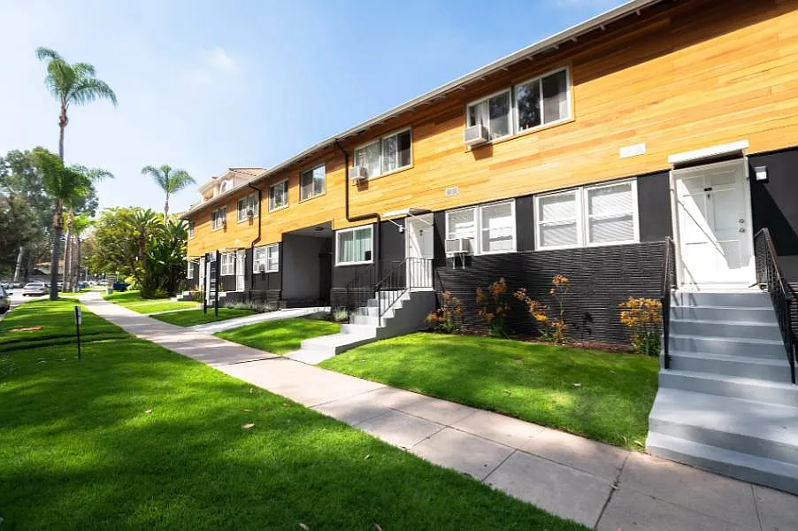 652 Veteran Ave — Photo 2