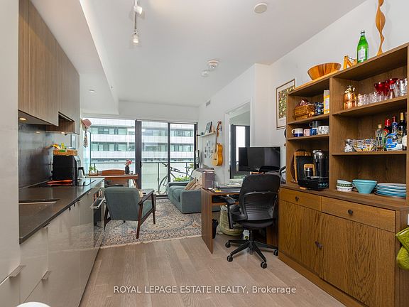 5th image of 161 Roehampton Ave #2607