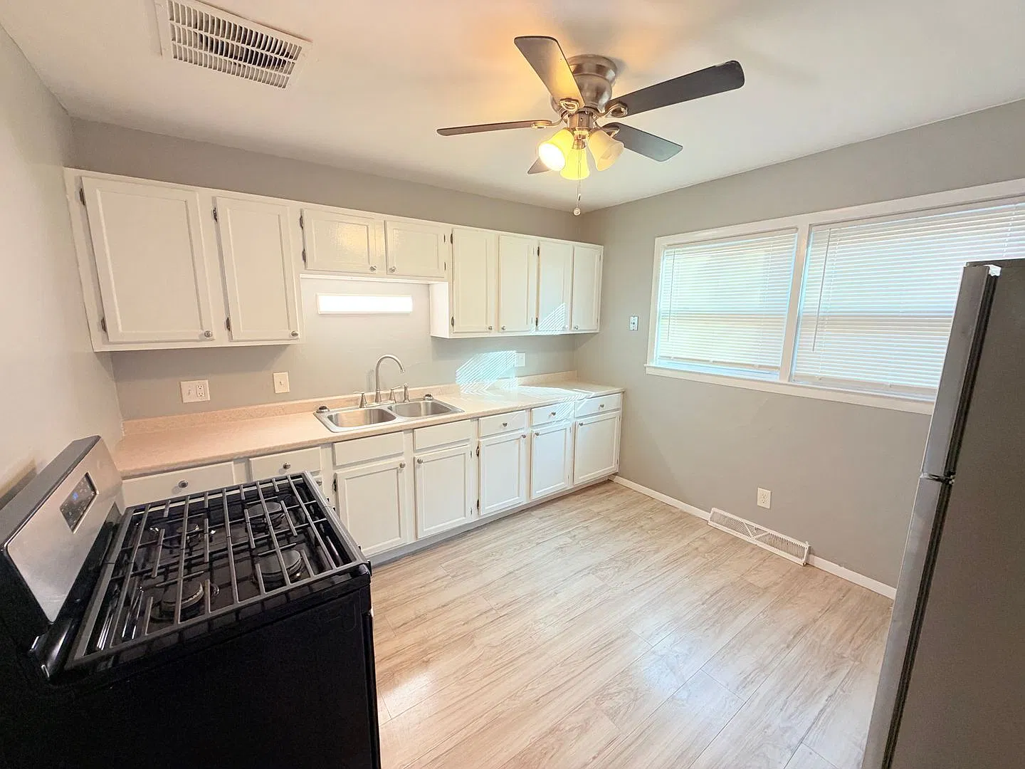 3 bed, 1.0 bath, 1299 sqft, $1,498 — Photo 2