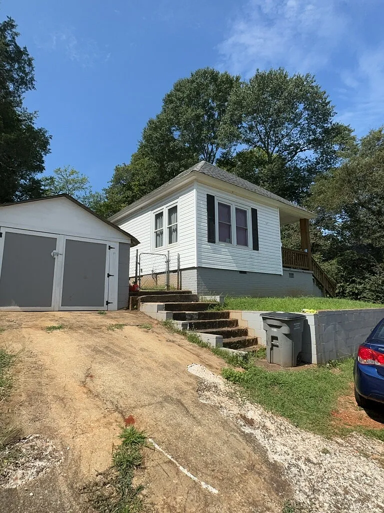 2 bed, 1.0 bath, $1,100 — Photo 2