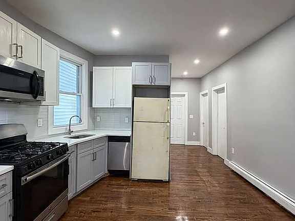 2nd image of 223 Bayview Ave #1