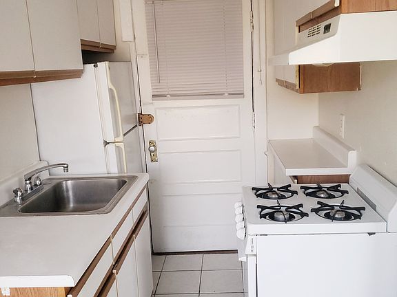 3rd image of 2625 W Gunnison St APT 3