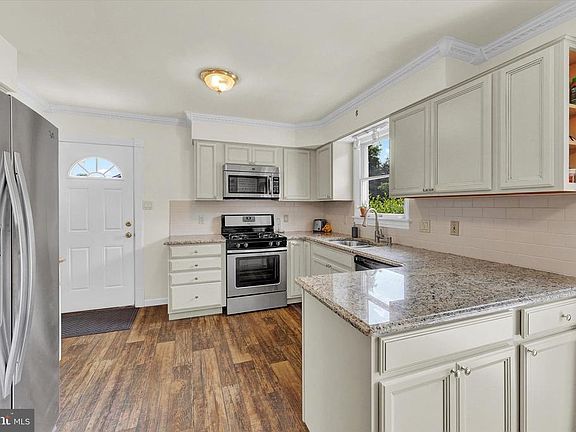 3rd image of 138 Hearth Stone Dr