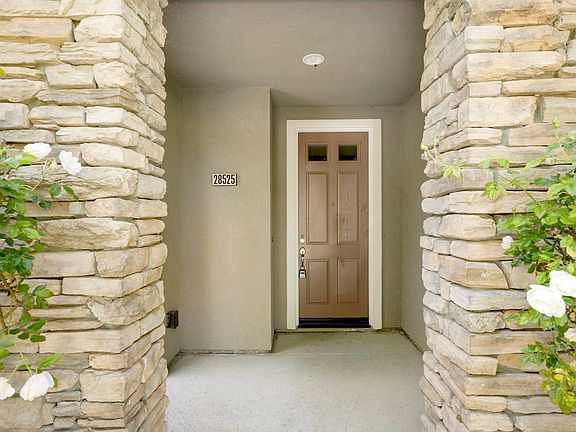For Rent: $3,500 (3 beds, 2.5 baths, 1,580 Square Feet)