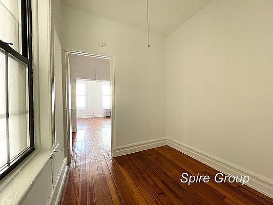 5th image of 226 W 4th St APT 10