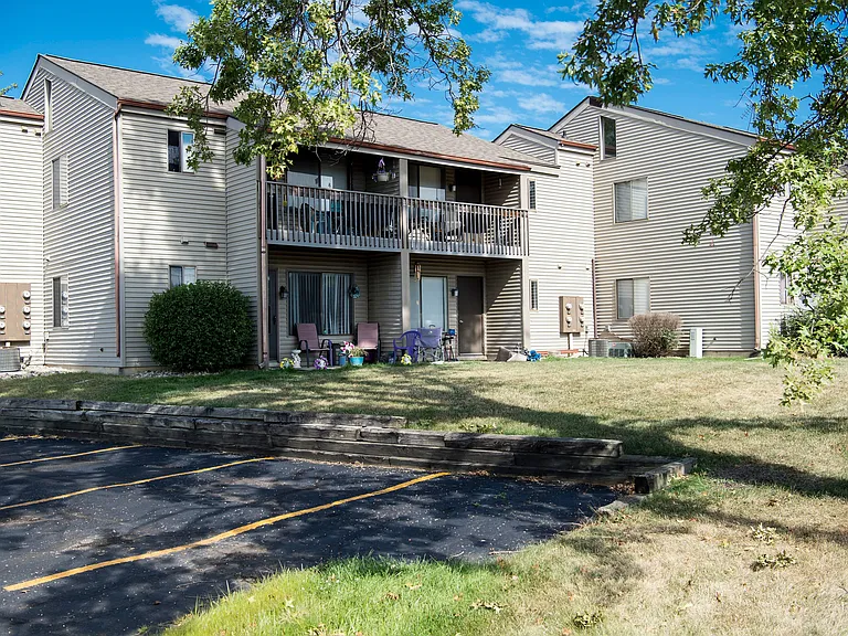 Brentwood Park Apartments — Photo 5
