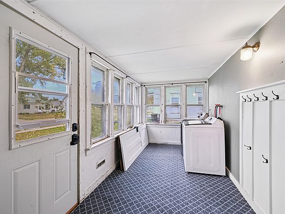 3rd image of 906 6th Ave