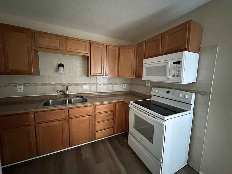 299 Dashwood Dr — Photo 4